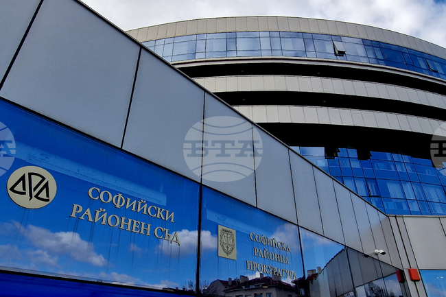 Мъж е задържан и обвинен, че е счупил челюстта на съпругата си