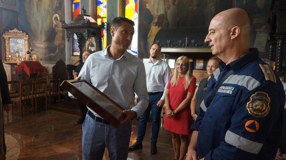 Дарена от кмета икона на свети пророк Илия ще закриля пожарникарите от Банкя