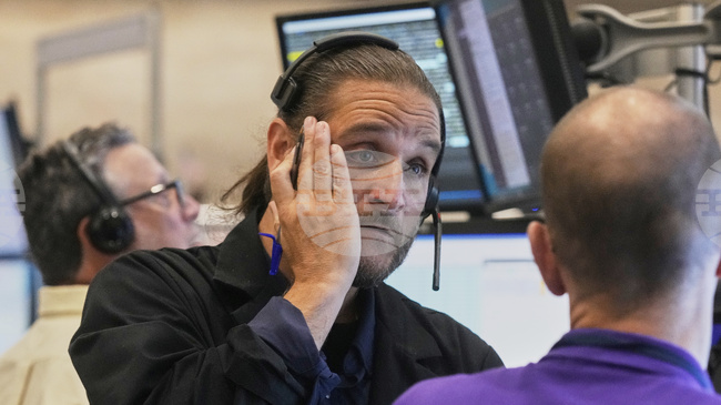 Лек спад на индексите в ранната търговия в Ню Йорк, инвеститорите очакват срещата между Тръмп и Путин