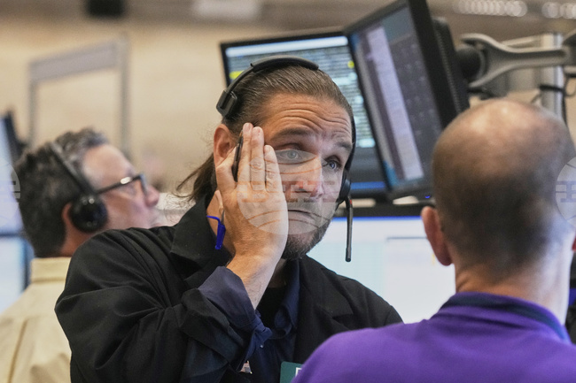 Лек спад на индексите в ранната търговия в Ню Йорк, инвеститорите очакват срещата между Тръмп и Путин