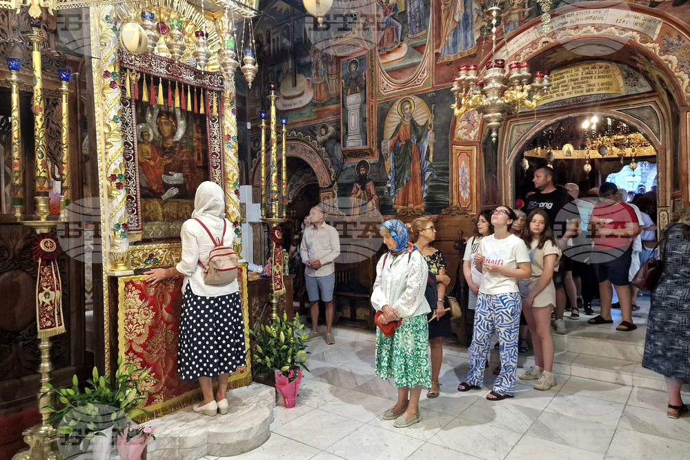 Троянски манастир - чин на опело Богородично - освещаване тъкана икона