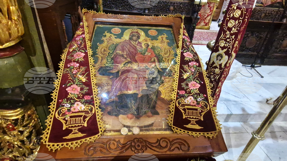Троянски манастир - чин на опело Богородично - освещаване тъкана икона