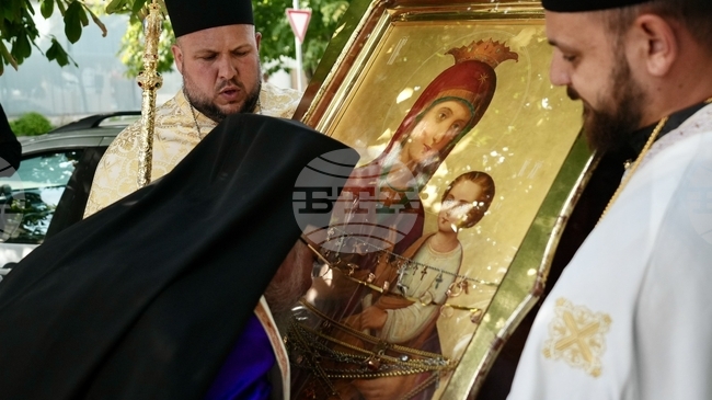 В Казанлък посрещнаха чудотворната икона на Пресвета Богородица Скоропослушница