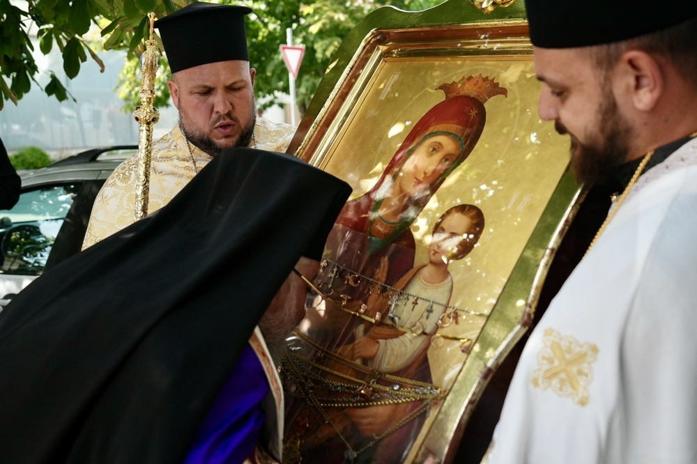 В Казанлък посрещнаха чудотворната икона на Пресвета Богородица Скоропослушница