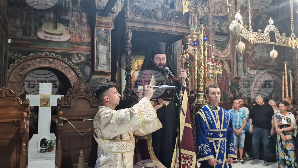 Троянски манастир - чин на опело Богородично - освещаване тъкана икона