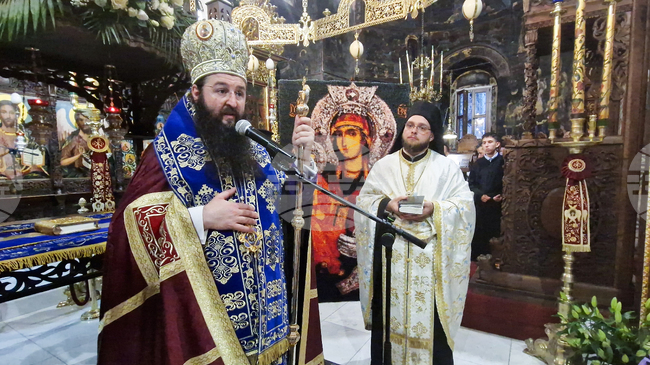 С тържествено богослужение и освещаване на най-голямата тъкана икона в България премина навечерието на храмовия празник на Троянския манастир 