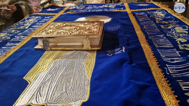 С тържествено богослужение и освещаване на най-голямата тъкана икона в България премина навечерието на храмовия празник на Троянския манастир