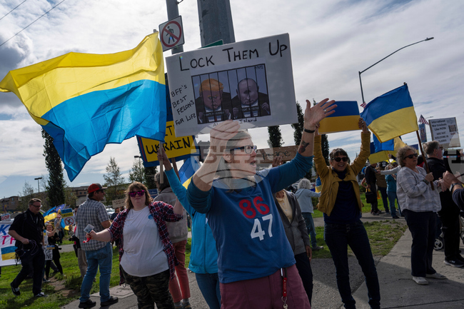 Руският външен министър привлече вниманието, появявайки се в Аляска с ретро блуза с надпис "СССР"