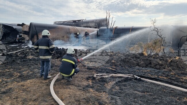 Гориво е изтекло от най-малко осем разхемертизирани цистерни от дерайлиралата влакова композиция край с.Пясъчево, съобщи главен комисар Александър Джартов
