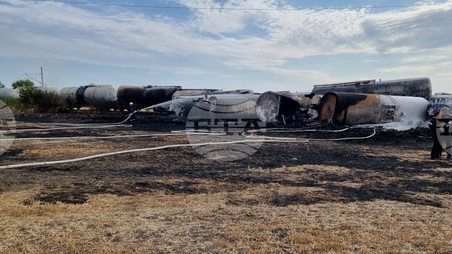 Започна изтегляне на незасегнатите цистерни от товарния влак, който дерайлира край село Пясъчево