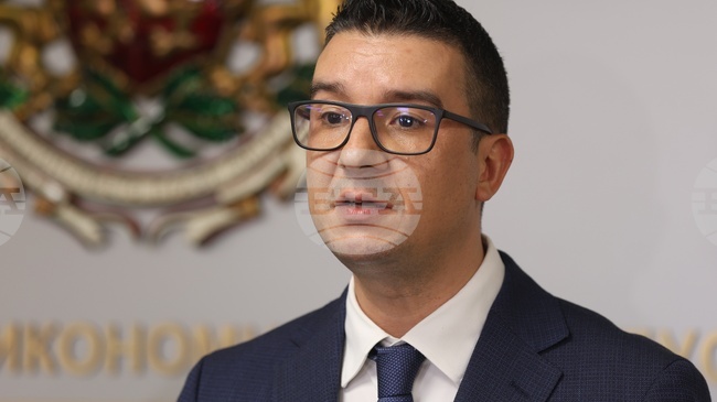 Насоките за прилагане на задължението за двойно обозначаване на цените на стоките и услугите във връзка с въвеждането на еврото в България ще бъдат публикуване в началото на следващата седмица, съобщи министър Дилов