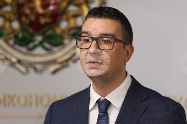 Насоките за прилагане на задължението за двойно обозначаване на цените на стоките и услугите във връзка с въвеждането на еврото в България ще бъдат публикуване в началото на следващата седмица, съобщи министър Дилов