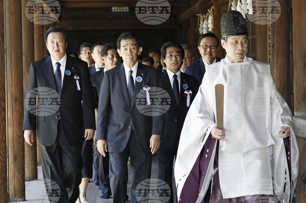 Китай и Южна Корея разкритикуваха посещението на японски политици в храма Ясукуни, смятан за символ на милитаризма