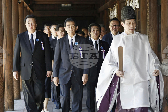 Китай и Южна Корея разкритикуваха посещението на японски политици в храма Ясукуни, смятан за символ на милитаризма
