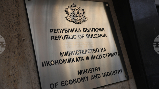 Анализират се всички възможни варианти за предприемане на съответните действия във връзка с наложените санкции на "Лукойл", съобщиха от българското икономическо министерство