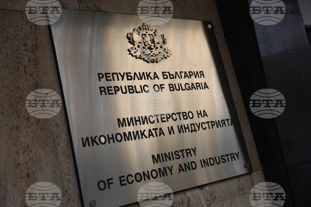 Анализират се всички възможни варианти за предприемане на съответните действия във връзка с наложените санкции на "Лукойл", съобщиха от българското икономическо министерство