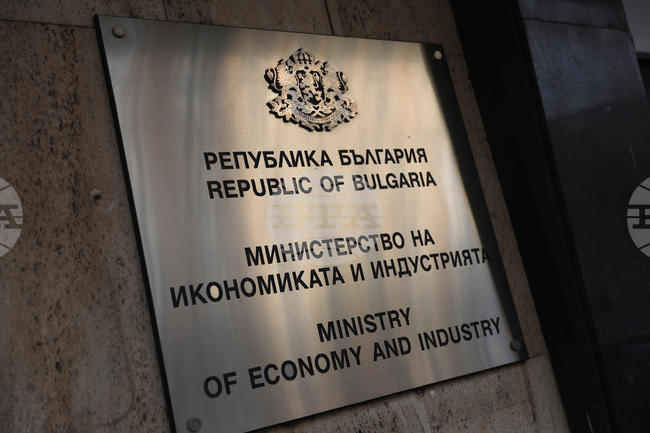 Анализират се всички възможни варианти за предприемане на съответните действия във връзка с наложените санкции на "Лукойл", съобщиха от българското икономическо министерство