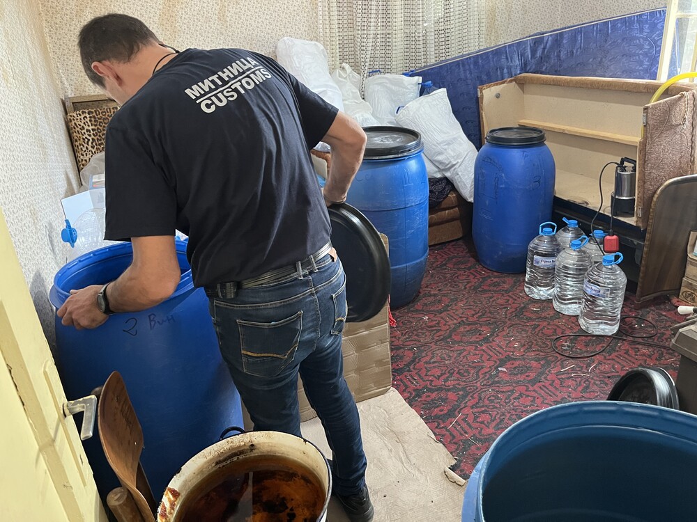 Русенски митничари конфискуваха при проверки над 1100 л алкохол и 1000 кг тютюн
