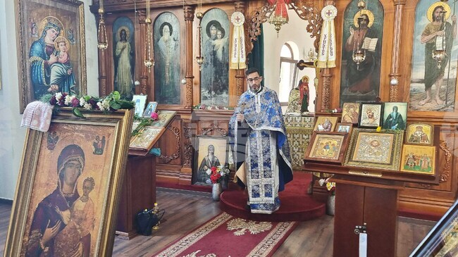 Света Богородица е застъпница пред Бога за целия православен народ, каза отец Петър в храм "Св. Климент Охридски" в Добрич