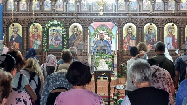 Божията майка да ги закриля и да дарява мир и любов в домовете им, пожела на миряните отец Кирил от храм „Св. Успение Богородично“ в Кърджали