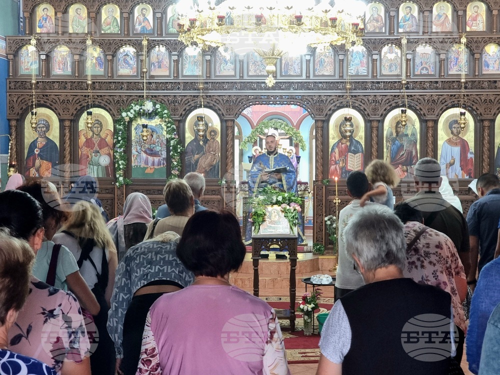 Божията майка да ги закриля и да дарява мир и любов в домовете им, пожела на миряните отец Кирил от храм „Св. Успение Богородично“ в Кърджали