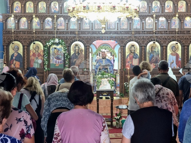 Божията майка да ги закриля и да дарява мир и любов в домовете им, пожела на миряните отец Кирил от храм „Св. Успение Богородично“ в Кърджали