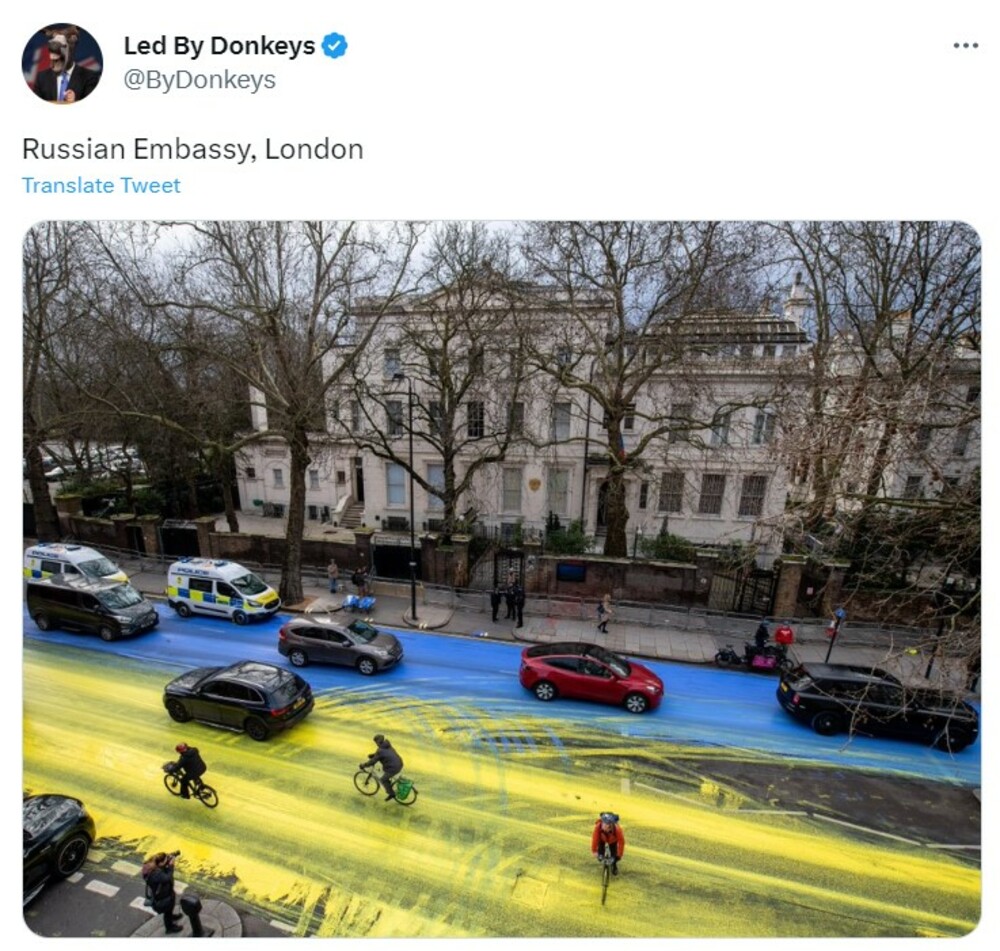 Голям украински флаг бе изрисуван пред руското посолство в Лондон