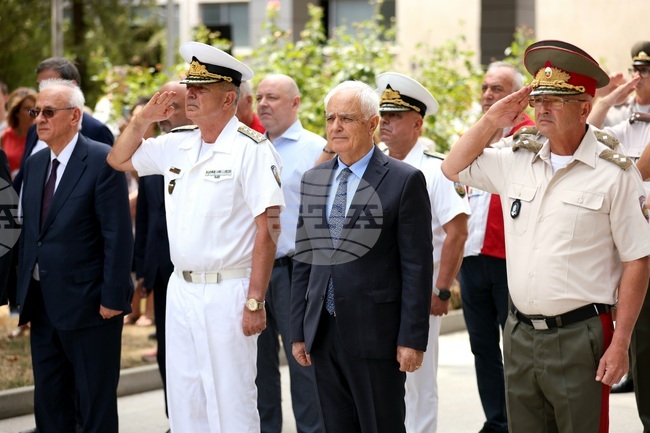С вой на сирени и едноминутно мълчание във ВМА почетоха паметта на загиналите при спасяване на човешки живот 