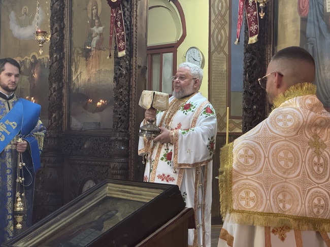 Духовна радост е да се поклоним пред чудотворните икони на Пресвета Богородица, каза в Казанлък Старозагорският митрополит Киприан