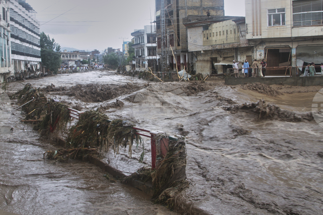 Пакистанският град Карачи е засегнат от проливни дъждове и наводнения 