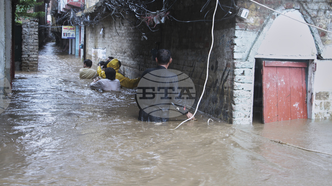 Близо 200 са вече жертвите на проливните дъждове в Северозападен Пакистан за последното денонощие