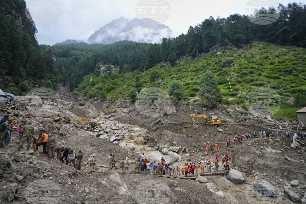 Близо 300 са вече жертвите на проливните дъждове и наводнения в Индия и Пакистан 