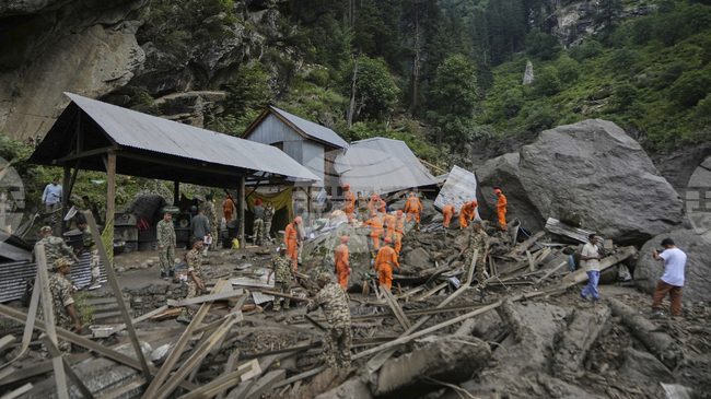 Наводнения и поройни дъждове отнеха живота на най-малко 176 души в Индия и Пакистан