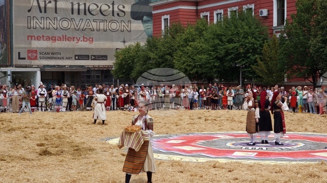  Кюстендил отбеляза Панагия с традиционно изложение на обредни хлябове и пърформанс, разкрил рисунка на шевица на централния площад