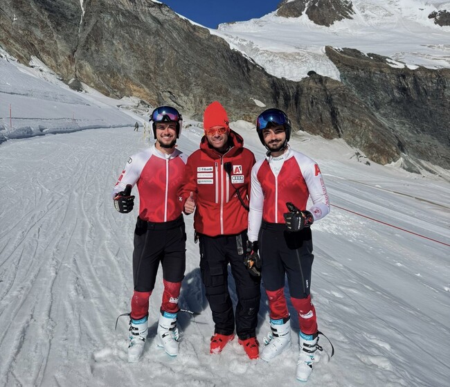 Националите в алпийските ски Константин Стоилов и Иван Главчев продължават подготовката си с лагер на сняг в Швейцария