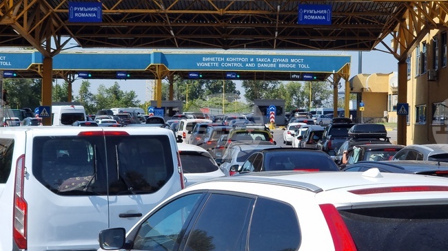 Интензивен е трафикът на "Дунав мост" при Русе, за седем часа в посока Румъния са преминали 2200 коли