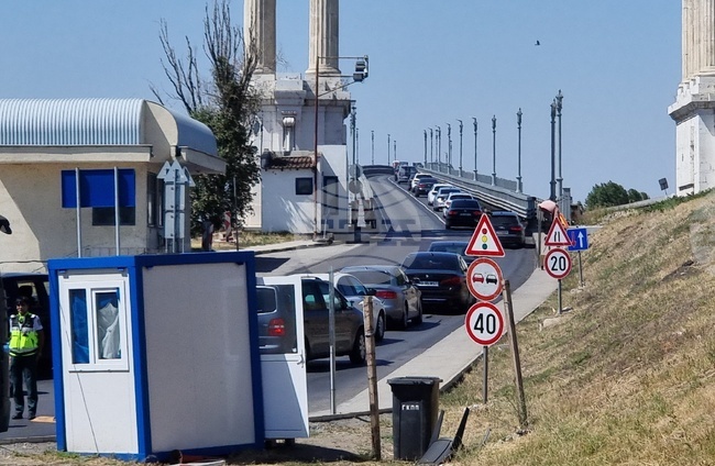 Интензивен е трафикът на всички гранични преходи с Румъния, съобщи „Гранична полиция“ 