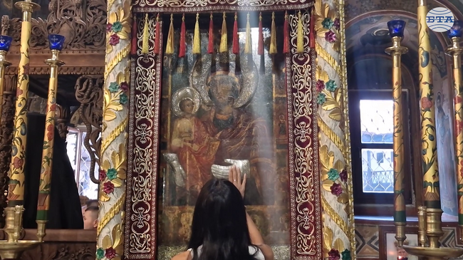 Богомолци от цялата страна се стекоха пред чудотворната икона „Св. Богородица Троеручица“ в Троянския манастир