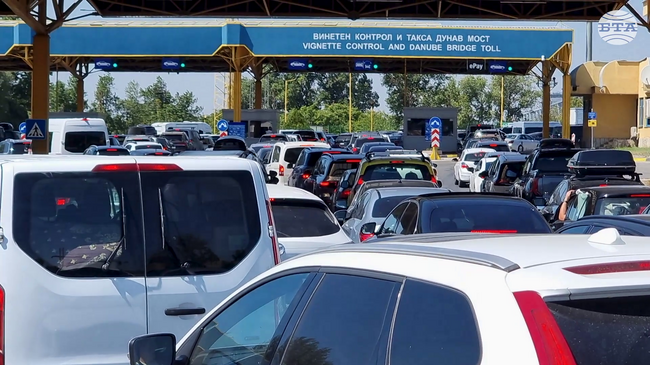 Интензивен е трафикът на "Дунав мост" при Русе, за седем часа в посока Румъния са преминали 2200 коли