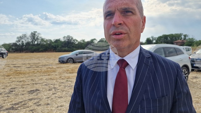 Ще работим цяла нощ за разчистване на терена и овладяване на ситуацията в с. Пясъчево, каза министър Караджов 