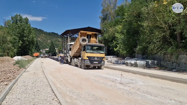 Започна асфалтирането на обходния път в Рудозем, чието строителство се забави няколко месеца
