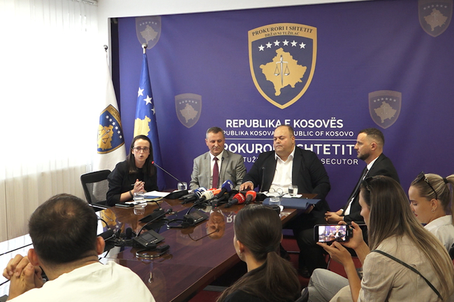 КосоваПрес: Косовската прокуратура повдигна обвинения на 21 души за експулсирането от Косово на 800 000 албанци по време на войната през 1999 г.