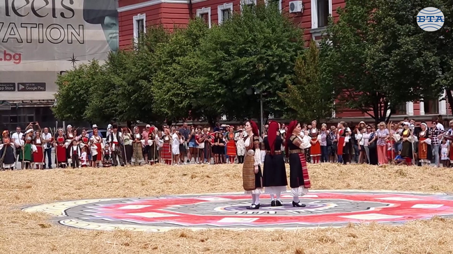 Кюстендил отбеляза Панагия с традиционно изложение на обредни хлябове и пърформанс, разкрил рисунка на шевица на централния площад