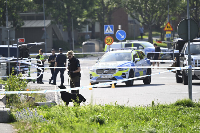 Един човек бе убит, а друг - ранен, при стрелбата близо до джамия в шведския град Йоребро