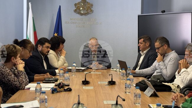 Часовете по художествени и творчески дисциплини в специализираните училища по изкуства се запазват, съобщиха от Министерството на културата