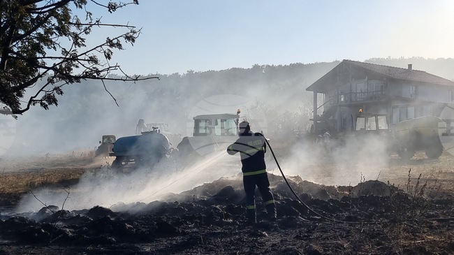 Пожарът в село Разбойна е погасен с екипна работа на пожарникари, горски служители и доброволци, каза кметът на Руен Ахмед Мехмед пред БТА 