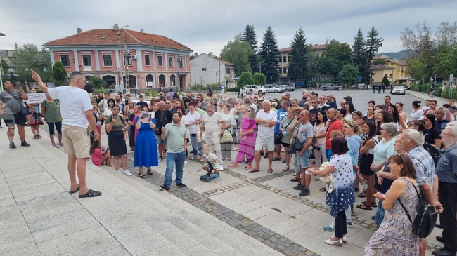 Жители на Брезник излязоха на протест във връзка с обявеното бедствено положение в града и влошено качество на водата