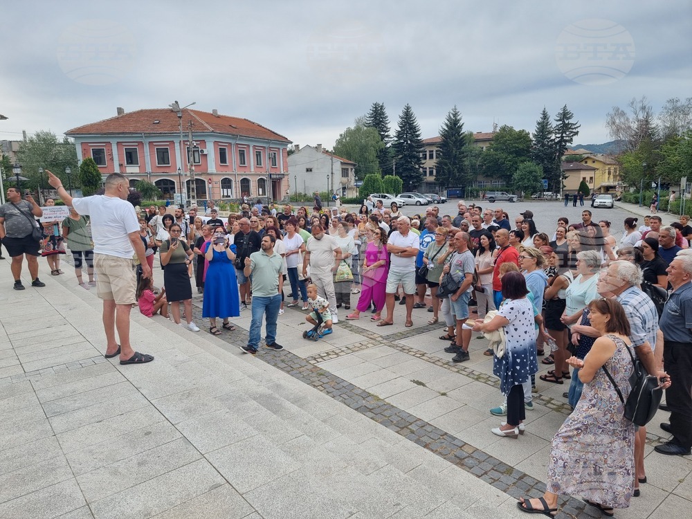 Жители на Брезник излязоха на протест във връзка с обявеното бедствено положение в града и влошено качество на водата
