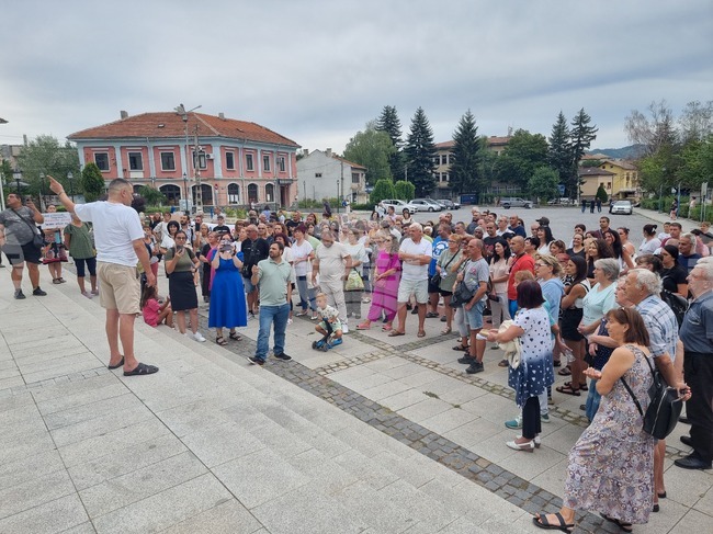 Жители на Брезник излязоха на протест във връзка с обявеното бедствено положение в града и влошено качество на водата