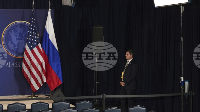 Тръмп кацна в Анкоридж за срещата с Путин; Белият дом съобщи, че на преговорите ще присъстват и Рубио и Уиткоф